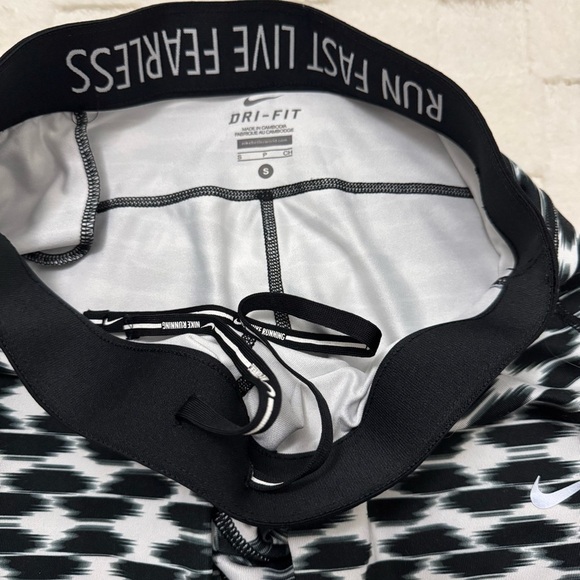 Nike Dri-Fit Printed Relay Crop Black and White Pattern Athletic Legging - Small - Picture 8 of 8